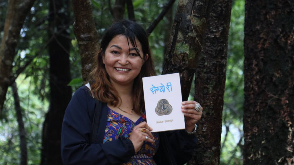 तस्वीरमा कवि तथा व्यवसायी अन्जना इछमफूल राई ।